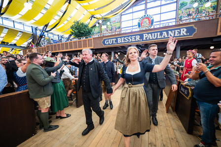 Einzug der Wirtsfamilie Lorenz und Christine Stiftl ins Paulaner Festzelt