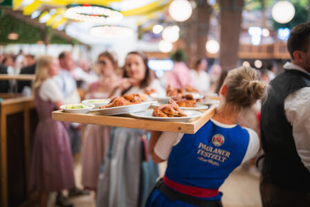 Service im Paulaner Festzelt