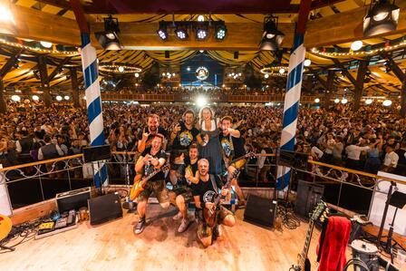 Partyband TETRAPACK rockt 2026 das Paulaner Festzelt