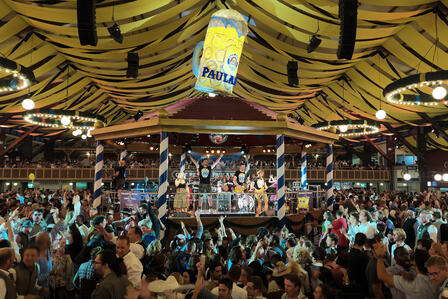 Band TETRAPACK im Paulaner Fetszelt