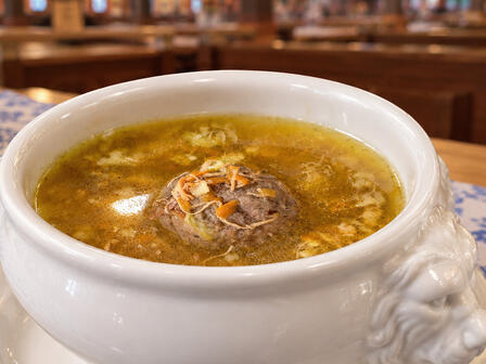 Leberknödelsuppe im Paulaner Festzelt