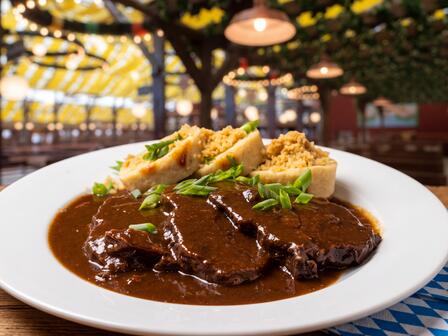Rinderbraten mit Paulaner Dunkelbiersoße und Serviettenknödeln