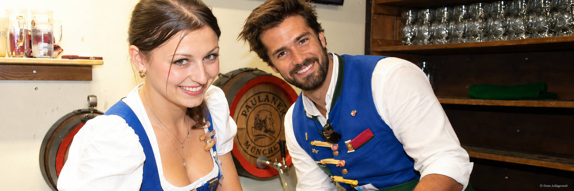 Bedienungen springen als Schankkellner im Paulaner Festzelt ein