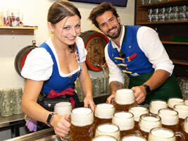 Bedienungen springen als Schankkellner im Paulaner Festzelt ein