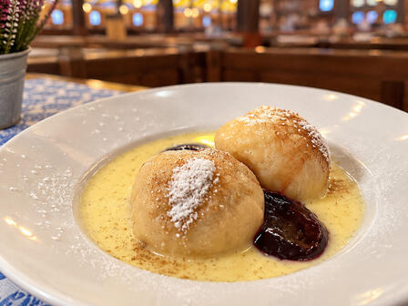 Zwetschgenknödel mit Vanillesoße (Bio) im Paulaner Festzelt