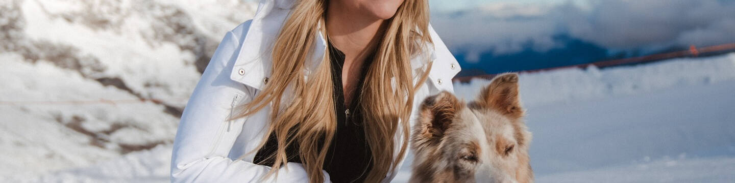 Beatrice Egli beim Ski-Fahren in den Bergen mit Hund